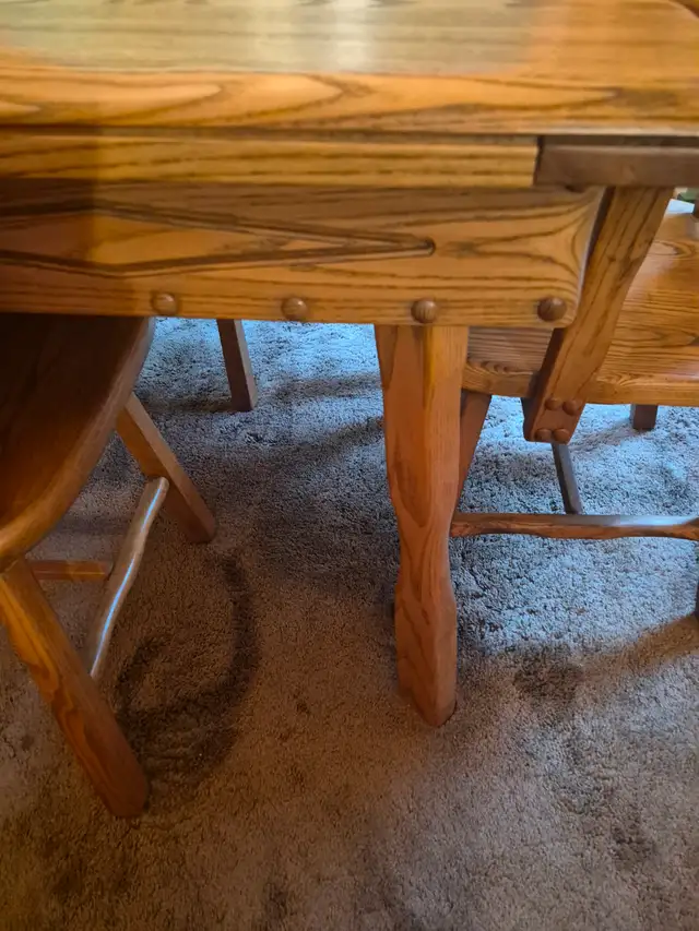 RUSTIC SOLID OAK TABLE W/ 4 CHAIRS in Dining Tables & Sets in Oakville / Halton Region - Image 5