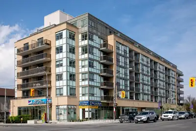 Price: $499,000 / $1,893/mo This elegant one bedroom plus den corner suite presents a sophisticated...