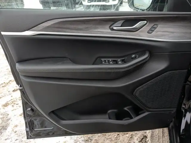 2025 Jeep Grand Cherokee L Limited * - Dual-Pane Sunroof in Cars & Trucks in Calgary - Image 13