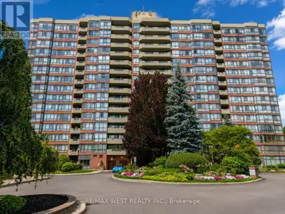 The Observatory Condo - Spacious 2-Bedroom Suite in a Prime Richmond Hill LocationWelcome to this br...