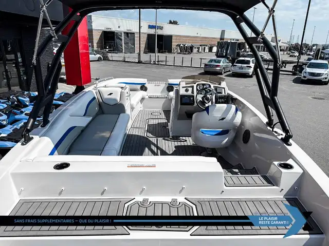 2023 STARCRAFT SVX 211 OB 140hp deck boat bateau Ponte in Powerboats & Motorboats in Laval / North Shore - Image 8