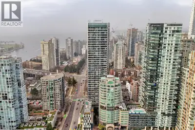 Bright and functional 2 bedroom, 2 bathroom home ideally located in the heart of Yaletown. Thoughtfu...