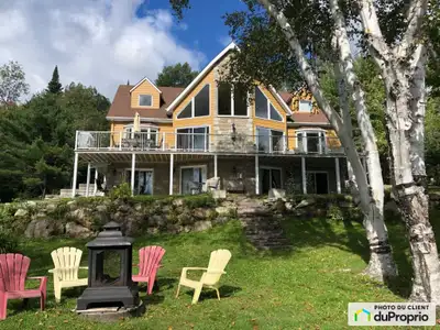 NOUVEAU PRIX BORD DE L'EAU. Magnifique propriété à vendre au Lac chaud (navigable) à La Macaza dans...