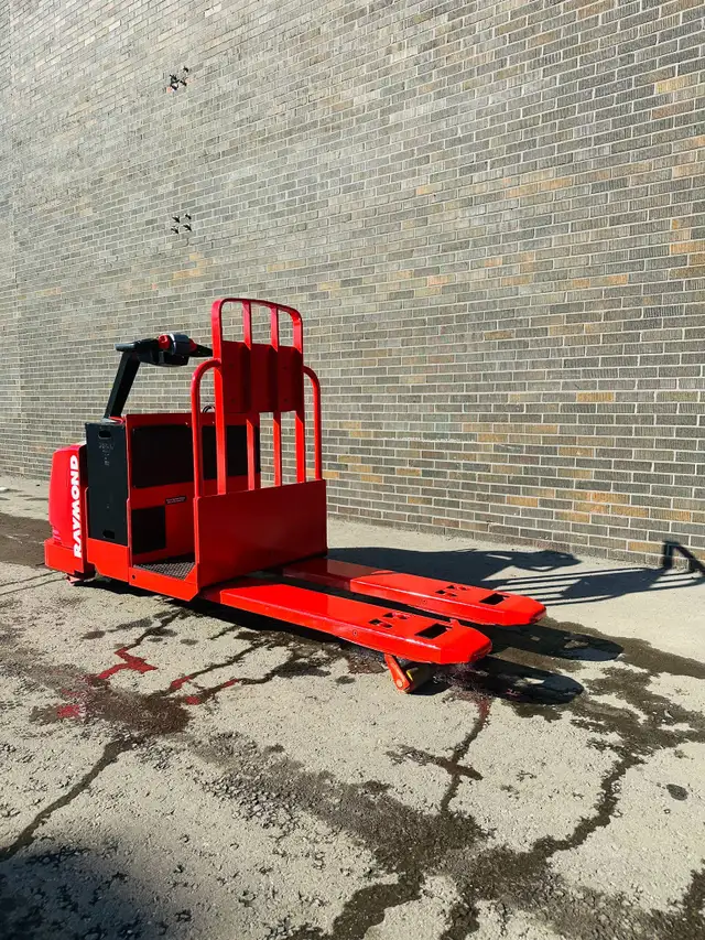 RAYMOND CENTER RIDER PALLETJACK FORKLIFT 6000LBS CAPACITY in Heavy Equipment in Mississauga / Peel Region - Image 4