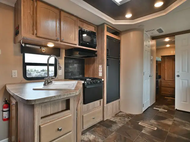2017 Revere 28QB in Travel Trailers & Campers in St. Albert - Image 12