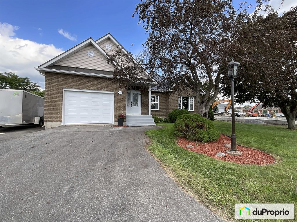 $699,900 - Bungalow for sale in St-Philippe — photo 1