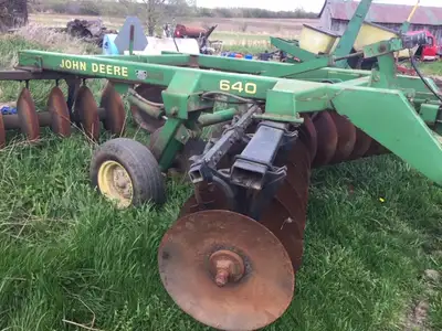 JD 640 Heavy Duty Disc. 16 feet. 24 inch blades. hydraulic lift and level. Glencoe 5 shank chisel pl...