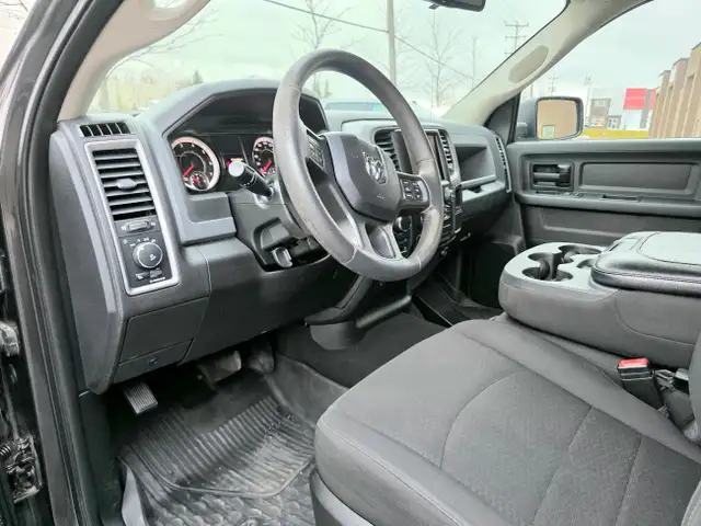 Ram 1500 Classic Express Hemi 4x4 2020 in Cars & Trucks in Laval / North Shore - Image 16