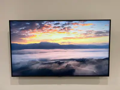 3 year used Maintain in good condition Smart TV, operate with phone and free Samsung tv channels Rev...