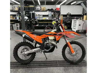 2025 KTM 350 XC-F KTM 350 XC-F 2025 Les photos peuvent être à titre indicatif et sans inscription. L...