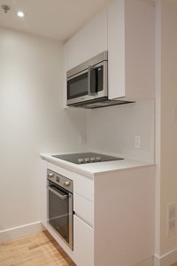 Renovated Akelius studio apartment for rent. Located near blvd Saint-Laurent in the Plateau Mont-Roy... (image 2)