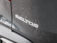 *Leather Seats, Remote Start, Heated Steering Wheel, Heated Seats, Apple CarPlay!* Surefooted handli... (image 6)