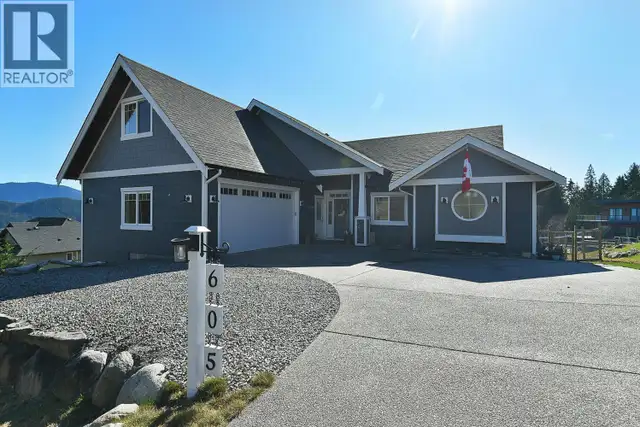 605 WOODLAND AVENUE Gibsons, British Columbia in Condos for Sale in Sunshine Coast - Image 2