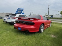 La Pontiac Firebird Trans Am 1994 est lun des modèles les plus emblématiques de lère des voitures sp... (image 3)