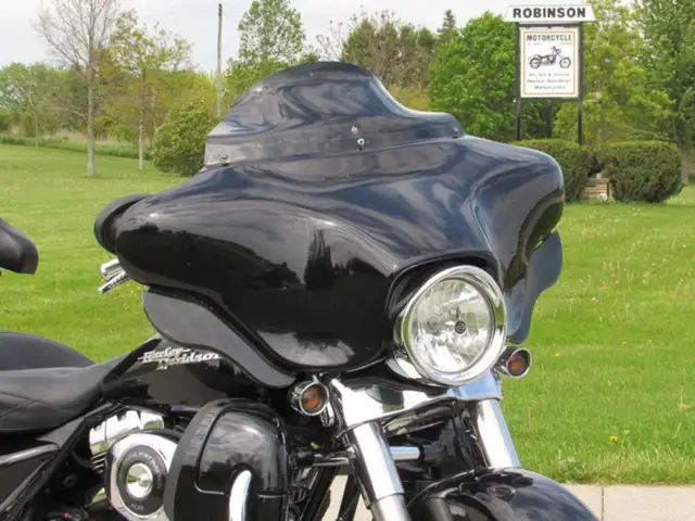 2006 Harley-Davidson FLHX Street Glide Over $9,000 in Great Opti in Sport Touring in Leamington - Image 5