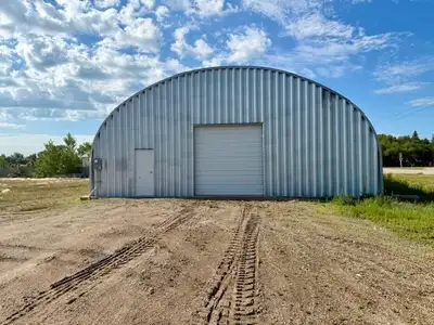 R33//Reston/This fully serviced shop is located on a corner lot that s situated at a junction right...