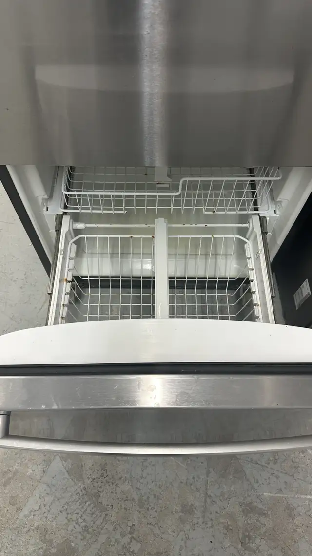 2128- Réfrigérateur Whirlpool congélateur bas Stainless fridge in Refrigerators in City of Montréal - Image 4