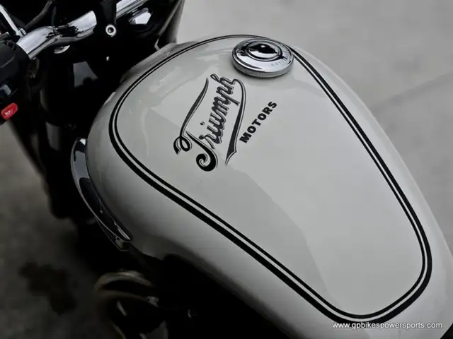 2024 Triumph Bonneville T100 Jet Black in Street, Cruisers & Choppers in Oshawa / Durham Region - Image 16