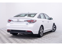La Hyundai Sonata Plug-in Hybride 2017, présente sur le marché automobile canadien, se distingue par... (image 4)