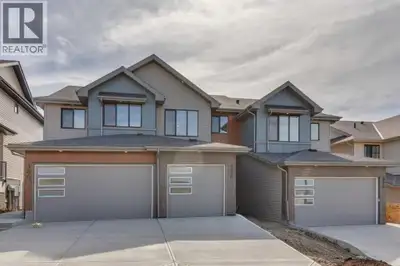 MOUNTAIN VIEWS meet modern living in this stunning townhome at 382 Heritage Blvd! This home offers a...