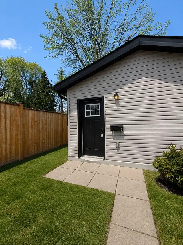 DETACHED 2-BEDROOM HOME – NOT A BASEMENT | $1,995 + HYDRO