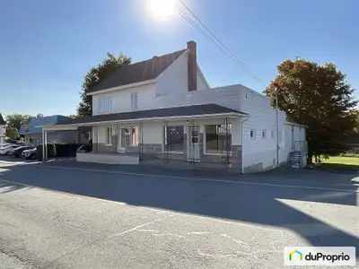 Grande maison unifamiliale avec plusieurs possibilités Idéal pour un petit commerce. Zoné commercial...