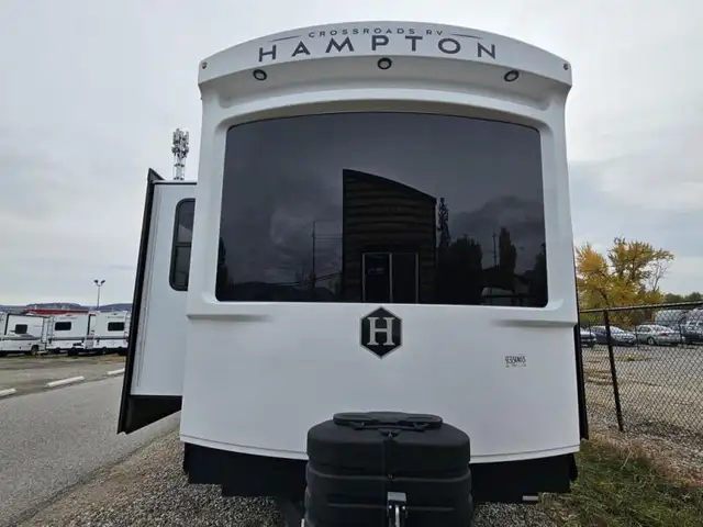 2026 CrossRoads RV Hampton 372FDB in Travel Trailers & Campers in Kelowna - Image 4