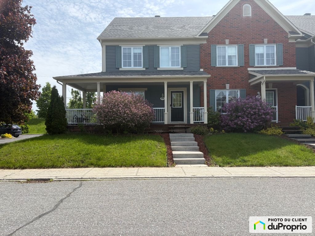 $589,900 - Townhouse for sale in Mont-St-Hilaire — photo 1
