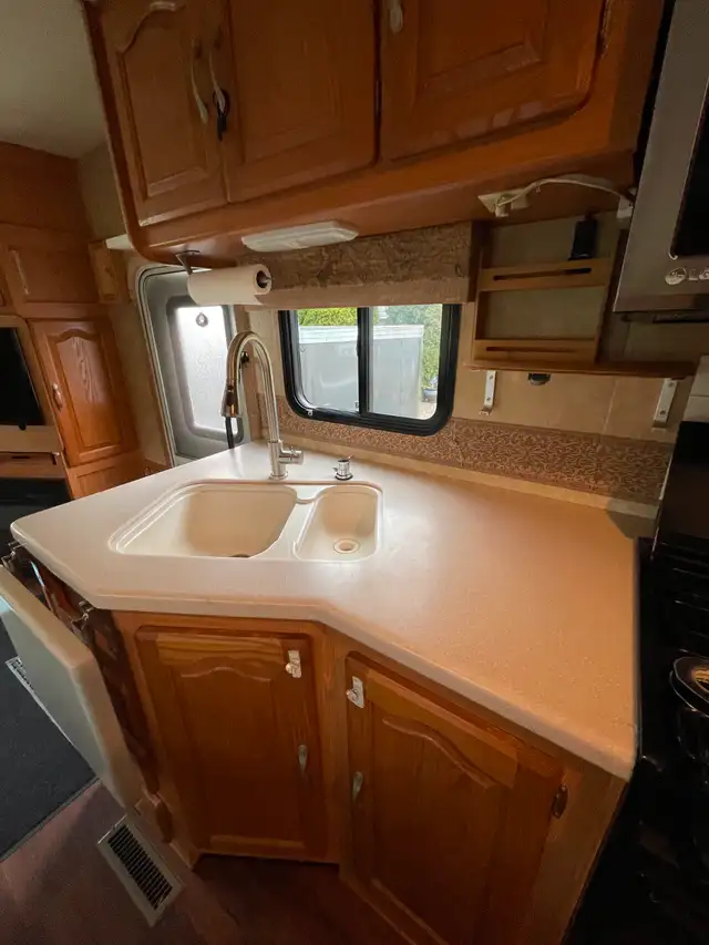 2007 (Motor Home 32’) Forest River Georgetown XL in RVs & Motorhomes in Abbotsford - Image 9