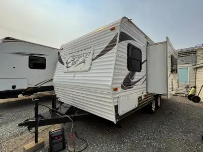 2013 Palomino Canyon Cat 17FQ Lightweight Couples Travel Trailer The 2013 Palomino Canyon Cat 17FQ i...