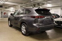 This Toyota HIGHLANDER has a strong Intercooled Turbo Regular Unleaded I-4 2.4 L/146 engine powering... (image 4)