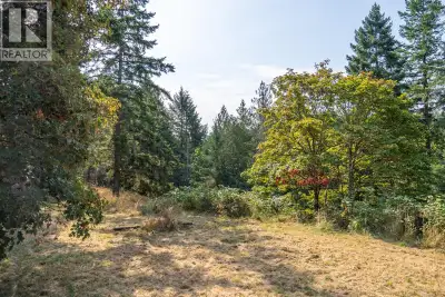 A fantastic .92 acre sunny and private building lot conveniently located only minutes from the Drift...