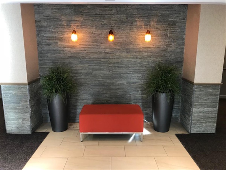 2 Bedroom Apt on Merivale for November 4