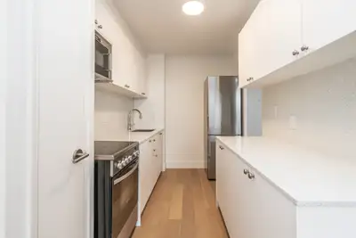 Renovated one bedroom, Queen and Jameson - ID 1927