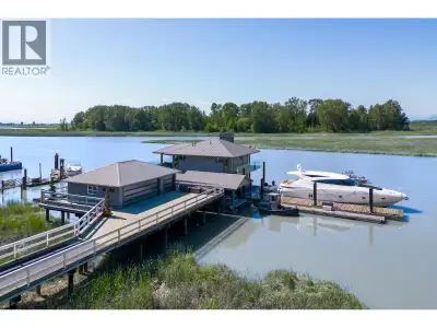 Step out your door to your PRIVATE 60´ dock, where your yacht awaits endless adventures on the open...