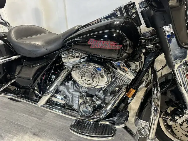 2007 Harley-Davidson Touring ELECTRA GLIDE CLASSIC in Street, Cruisers & Choppers in London - Image 6