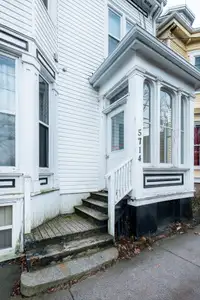 CHARACTER FILLED STUDIO APARTMENT STEPS FROM DAL, SMU & DOWNTOWN