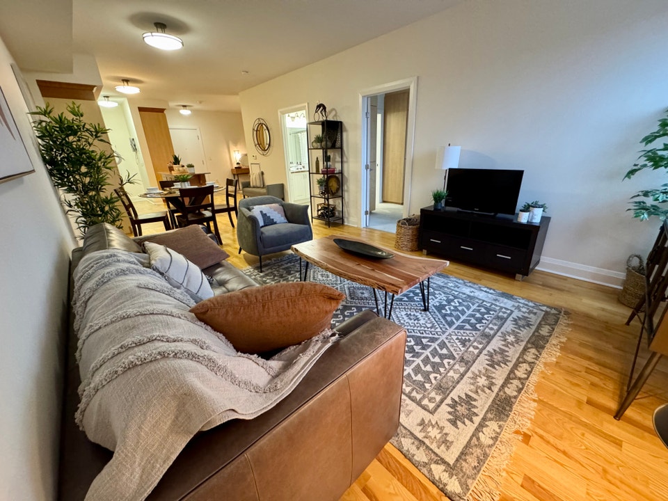 Spacious & Bright One Bedroom Plus Den - FIRST MONTH RENT FREE! 4
