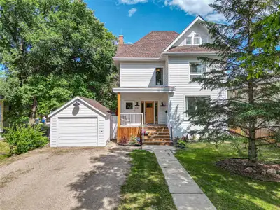 C20//Brandon/Gorgeous character with modern upgrades throughout! Main floor features a spacious foye...