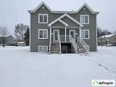 Découvrez ce charmant espace de vie de 975 pi², situé dans un secteur paisible et à proximité de tou...