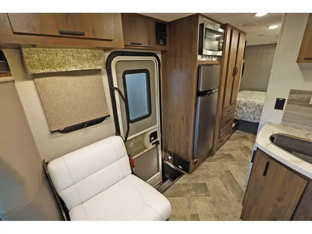 2021 Forest River Sunseeker Forester 2380 B+ DIESEL Full paint in RVs & Motorhomes in Laval / North Shore - Image 7