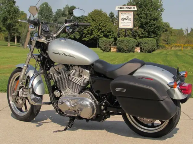 2014 Harley-Davidson XL883L Sportster SuperLow 1 Owner, ONLY 14, in Sport Touring in Leamington - Image 3