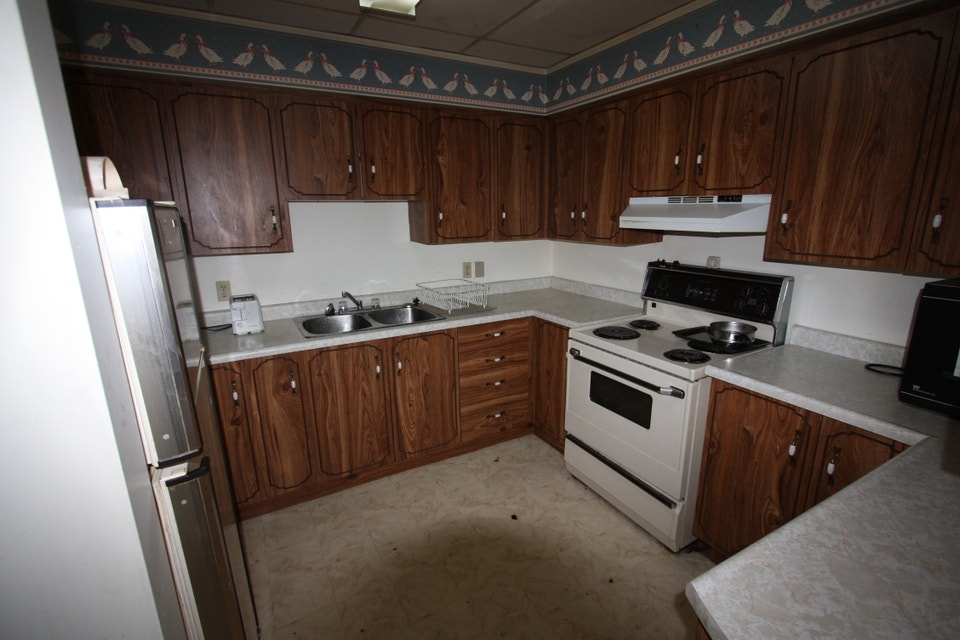 All Inclusive Rooms 4 Rent above Tang's Chinese Restaurant-173 C 5