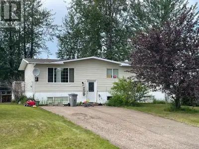 A favourite for the growing family! This home sits on a low-traffic street with quick access to a ne...