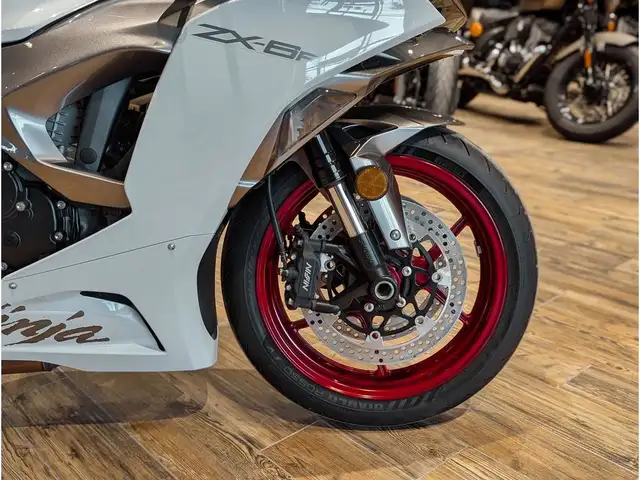 2025 Kawasaki Ninja ZX-6R // Pearl Robotic White/Metallic Graphi in Sport Bikes in Winnipeg - Image 5