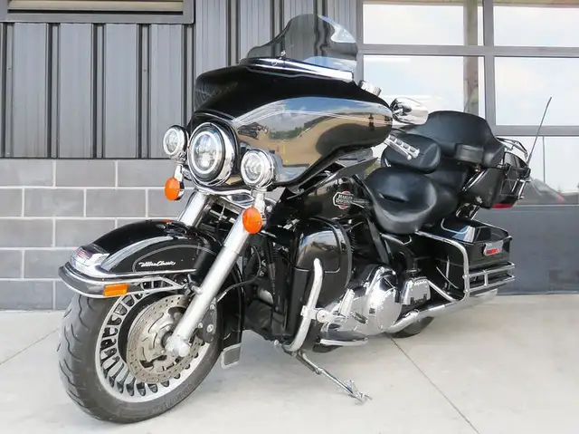 2009 Harley-Davidson FLHTCU Ultra Classic Electra Glide in Street, Cruisers & Choppers in Cambridge - Image 3