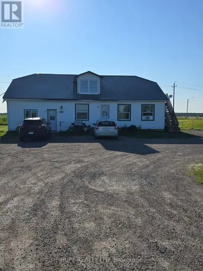 Four plex in Earlton centrally located at the intersection of Hwy 11 and Hwy 571 (Tenth Avenue) - Fo...