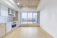 For Rent in King West Toronto: Bright Bachelor Condo