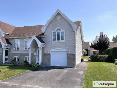 Opportunité clé en main à saisir! Spacieux et lumineux jumelé de 2 chambres avec garage, entrée asph...