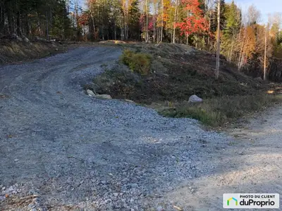 Très belle vue sur le lac Taureau à proximité d'une descente de bateau. Aucun voisin arrière, terre...